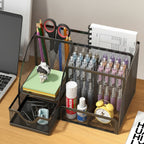 rangement noir avec des fournitures scolaires posé sur un bureau