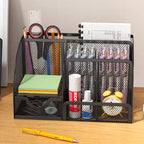 
rangement noir en maille métallique pour fournitures posé sur un bureau
