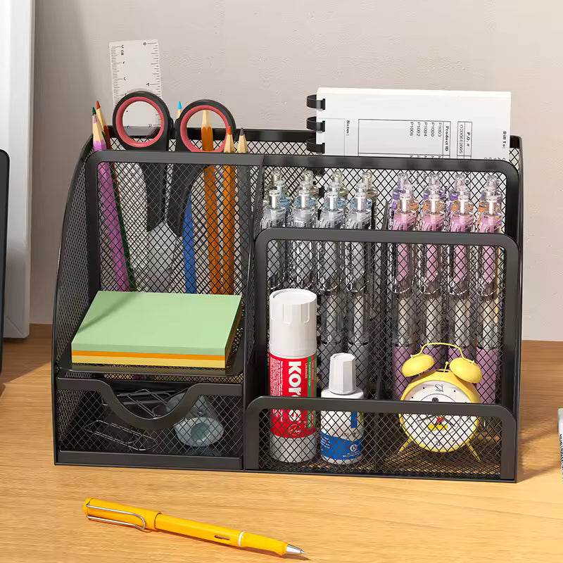 
rangement noir en maille métallique pour fournitures posé sur un bureau
