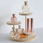 rangement multi-niveaux en bois avec des parfums pour femmes