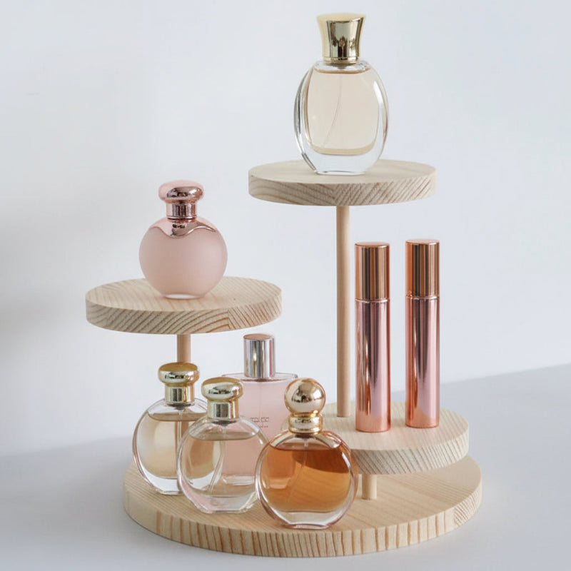 rangement multi-niveaux en bois avec des parfums pour femmes