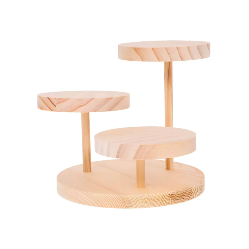 rangement multi-niveaux en bois pour parfums vide sur fond blanc