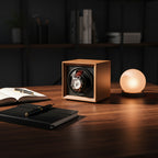 remontoir pour montres automatiques sur un bureau de travail