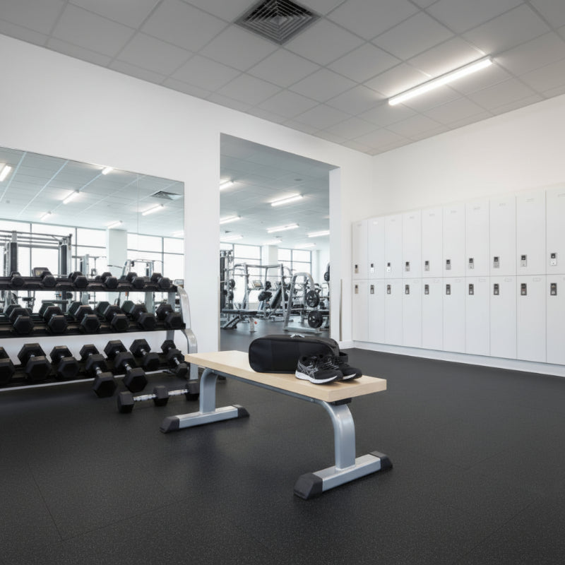 sac à chaussures placé dans le vestiaire de la salle de sport