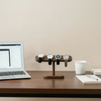 4 montres rangés sur le support pour montre en bois sur un bureau
