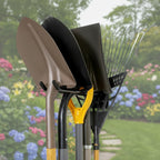 support mural avec pelles et râteaux sur fond de jardin