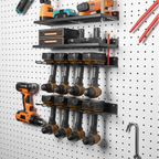 support mural pour visseuse avec visseuses et batteries accrochés dans un atelier