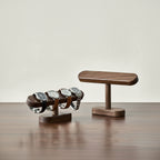 2 supports pour montres en bois sur une table en bois