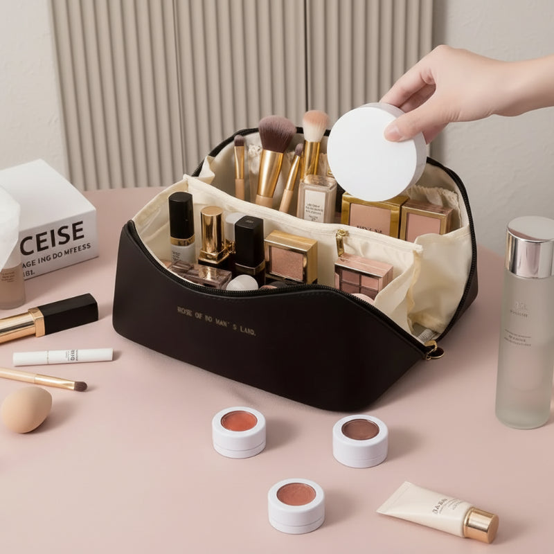 la trousse de maquillage pour femme de couleur noir remplit de maquillage