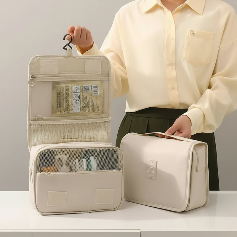 femme qui monte la trousse de maquillage beige