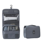 la trousse de maquillage pour voyage de couleur gris