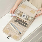 la trousse de maquillage pour voyage dans une salle de bain