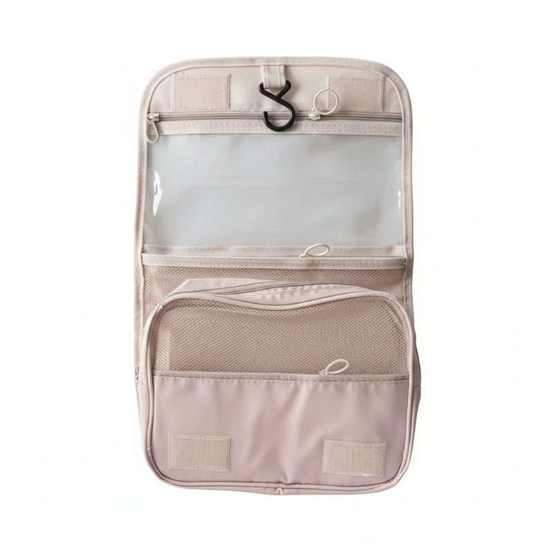 la trousse de maquillage pour voyage vide beige sous fond blanc